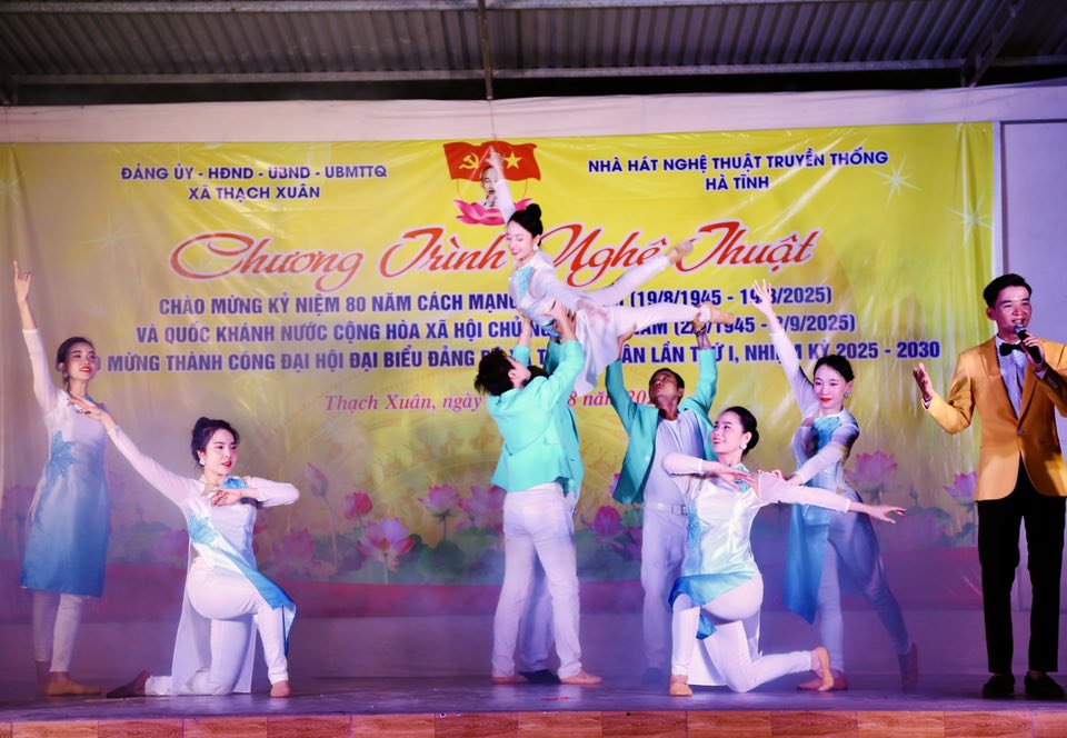 CHƯƠNG TRÌNH NGHỆ THUẬT "ĐẢNG SÁNG SOI ĐƯỜNG - QUÊ HƯƠNG VỮNG BƯỚC " TẠI XÃ THẠCH XUÂN 