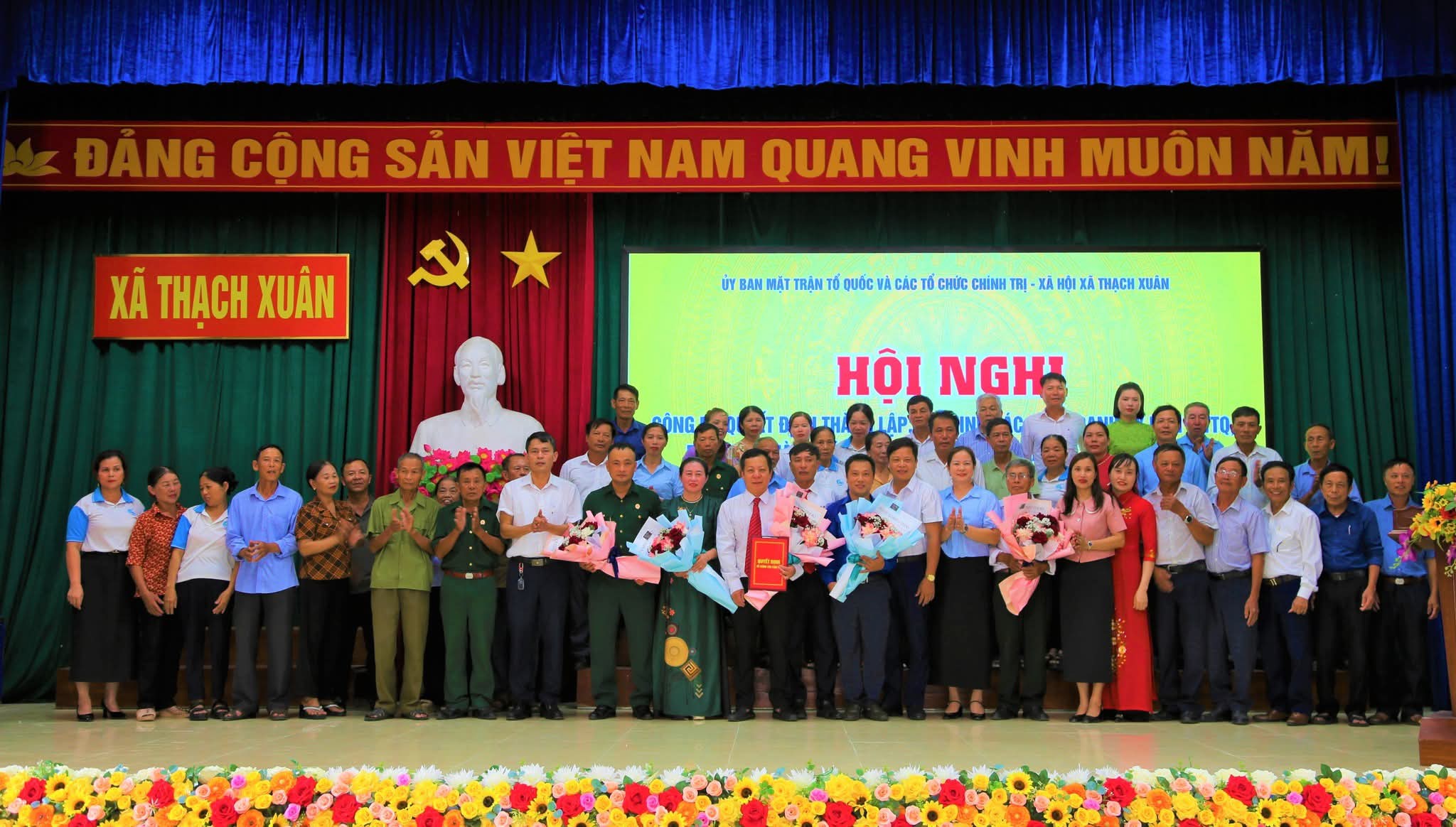 THẠCH XUÂN CÔNG BỐ CÁC QĐ THÀNH LẬP, CHỈ ĐỊNH CÁC CHỨC DANH UBMTTQ VÀ CÁC TỔ CHỨC CHÍNH TRỊ, XÃ HỘI
