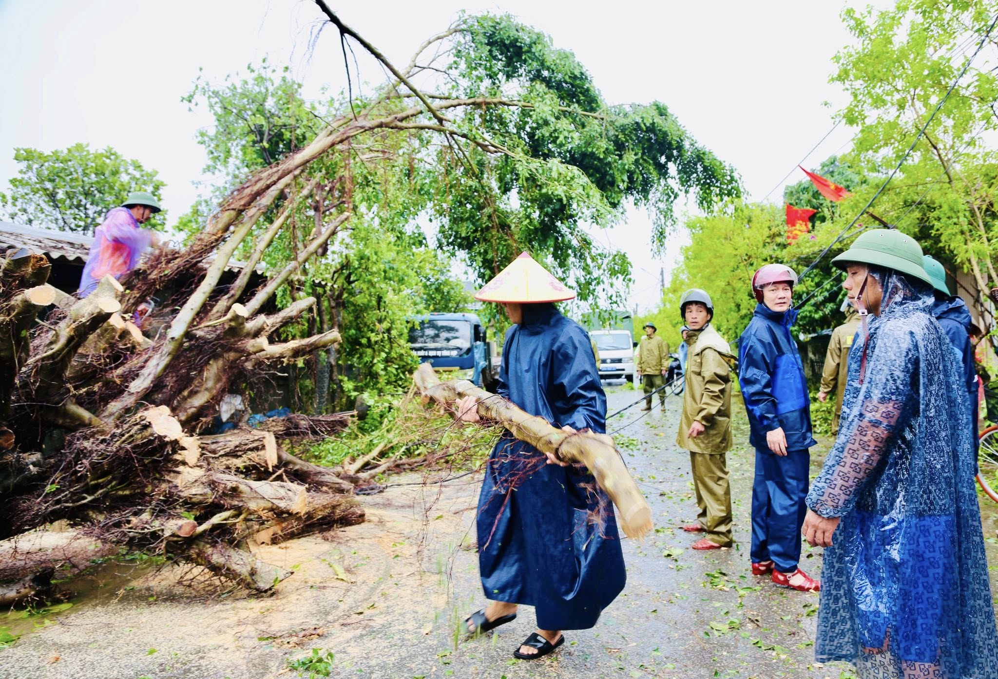 XÃ THẠCH XUÂN KHẨN TRƯƠNG KHẮC PHỤC HẬU QUẢ SAU BÃO SỐ 5