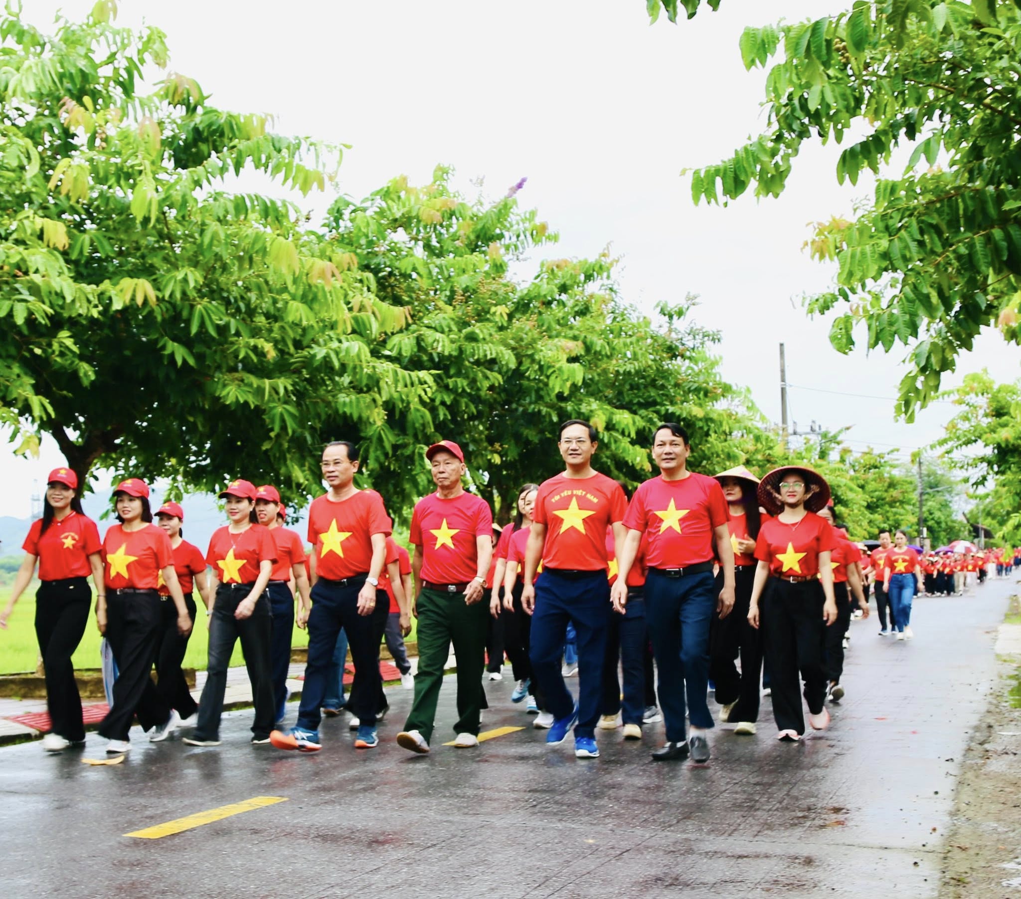 300 NGƯỜI THAM GIA CHƯƠNG TRÌNH “CÙNG VIỆT NAM TIẾN BƯỚC” TẠI XÃ THẠCH XUÂN 