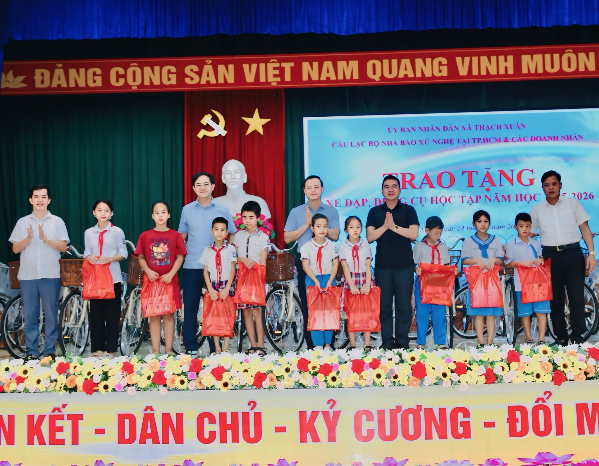 CÂU LẠC BỘ NHÀ BÁO XỨ NGHỆ TẠI THÀNH PHỐ HỒ CHÍ MINH TRAO TẶNG XE ĐẠP VÀ DỤNG CỤ HỌC TẬP CHO HỌC SINH KHÓ KHĂN TẠI XÃ THẠCH XUÂN 