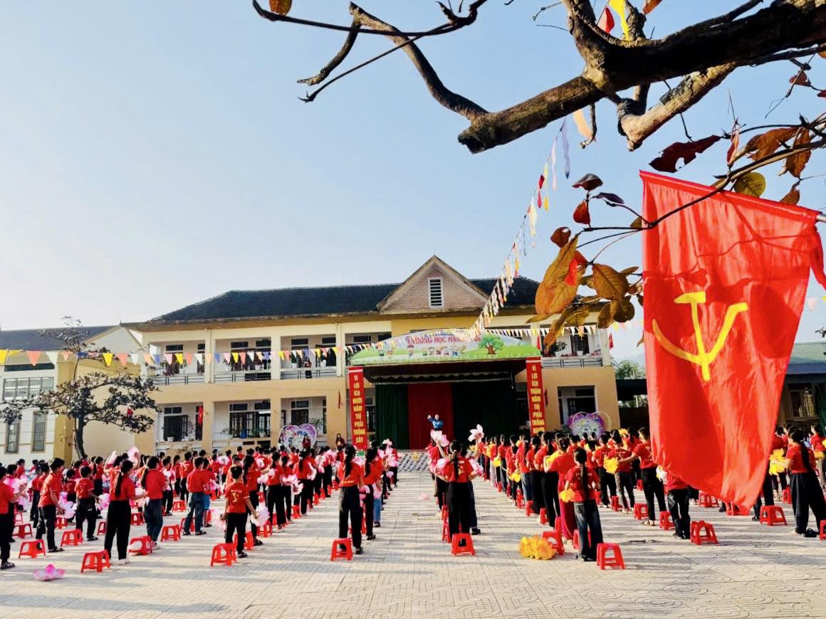 Trang nghiêm lễ chào cờ, thầy và trò Thạch Xuân hướng về Đại hội Đảng XIV