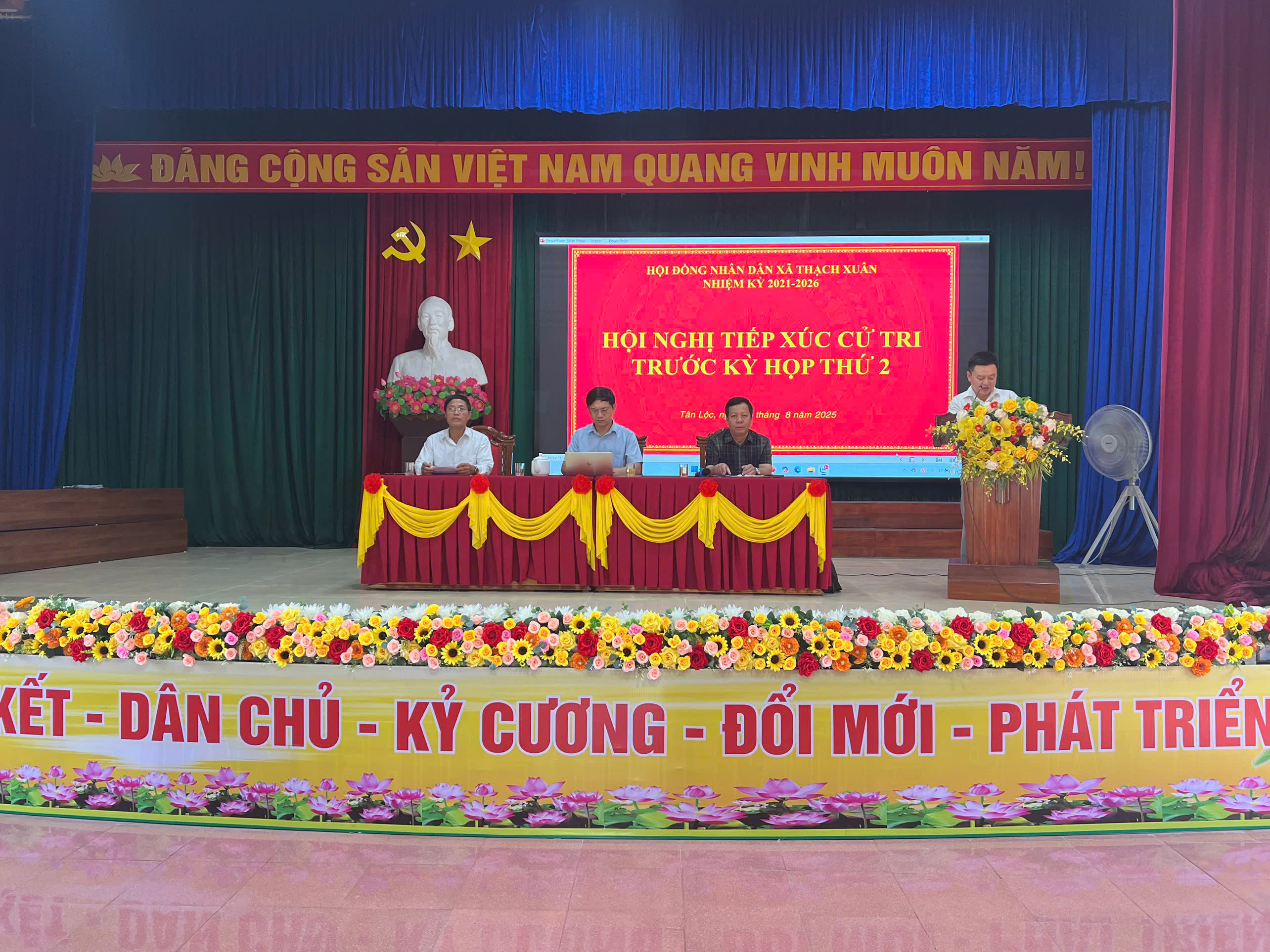 TIẾP XÚC CỬ TRI TRƯỚC KỲ HỌP HĐND XÃ THẠCH XUÂN KHOÁ I, NHIỆM KỲ 2021-2026