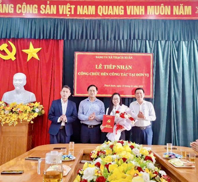 Xã Thạch Xuân tiếp nhận cán bộ theo Quyết định của Ban Tổ chức Tỉnh ủy