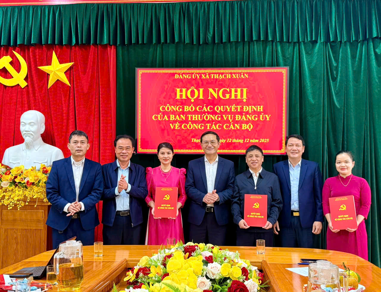 Đảng ủy xã Thạch Xuân công bố các quyết định của Ban Thường vụ về công tác cán bộ