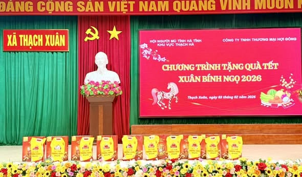 Hội Người mù KV Thạch Hà và Công ty TNHHTM Hợi Đồng trao quà Tết cho hội viên người mù xã Thạch Xuân