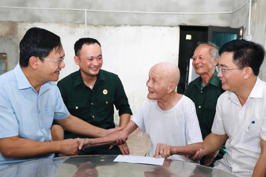 Thạch Xuân: Thăm, tặng quà các cựu chiến binh chống Pháp nhân dịp 27/7
