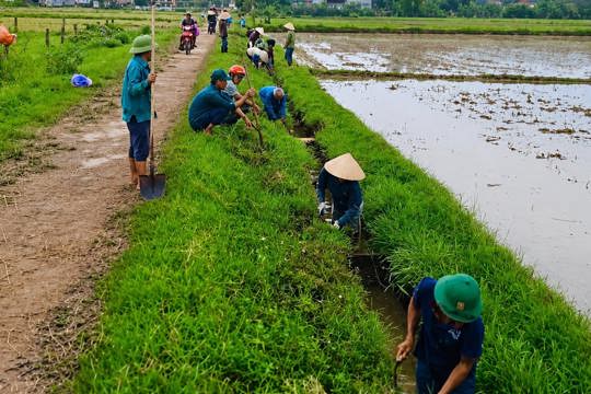 Thạch Xuân tập trung nạo vét kênh mương chuẩn bị điều kiện sản xuất vụ mới