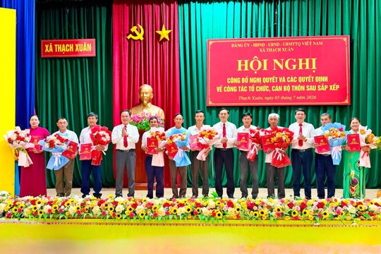 Thạch Xuân-Hội nghị công bố NQ của HĐND xã và các QĐ về thành lập, kiện toàn tổ chức bộ máy cán bộ thôn sau sắp xếp.(Tin hình)