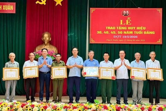 Thạch Xuân: Trao tặng huy hiệu đảng và quán triệt các chỉ thị, nghị quyết, kết luận của trung ương