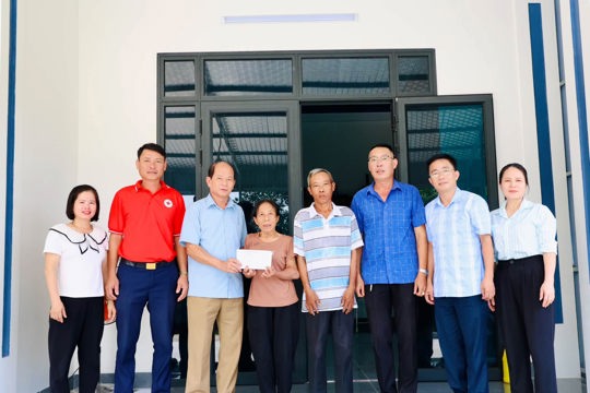 Trao hỗ trợ sinh kế cho nạn nhân chất độc da cam có hoàn cảnh khó khăn ở Thạch Xuân