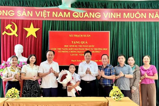 Lãnh đạo xã Thach Xuân tặng quà động viên học sinh dự thi toàn quốc