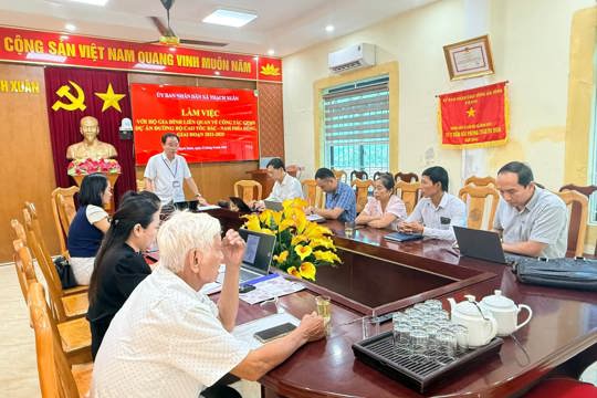 UBND xã Thạch Xuân làm việc với hộ gia đình liên quan về công tác GPMB dự án đường cao tốc Bắc-Nam phía Đông, giai đoạn 2021-2025.