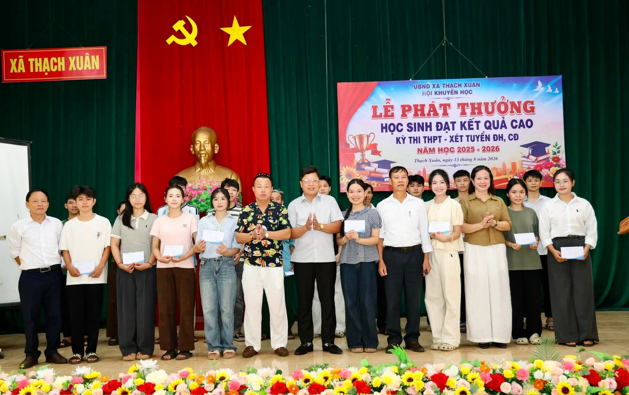 Hội Khuyến học xã Thạch Xuân đã tổ chức lễ phát thưởng học sinh đạt kết quả cao kỳ thi THPT, xét tuyển ĐH, CĐ năm học 2025-2026