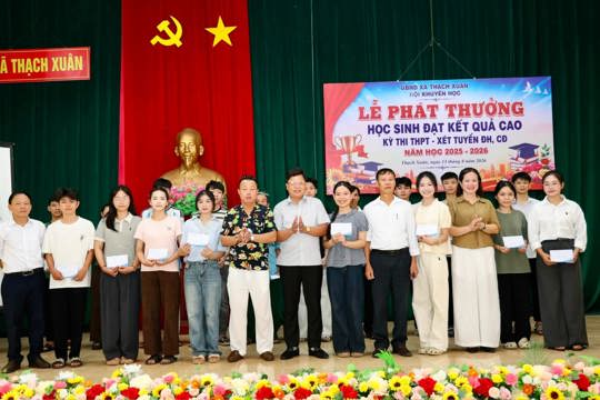 Hội Khuyến học xã Thạch Xuân đã tổ chức lễ phát thưởng học sinh đạt kết quả cao kỳ thi THPT, xét tuyển ĐH, CĐ năm học 2025-2026