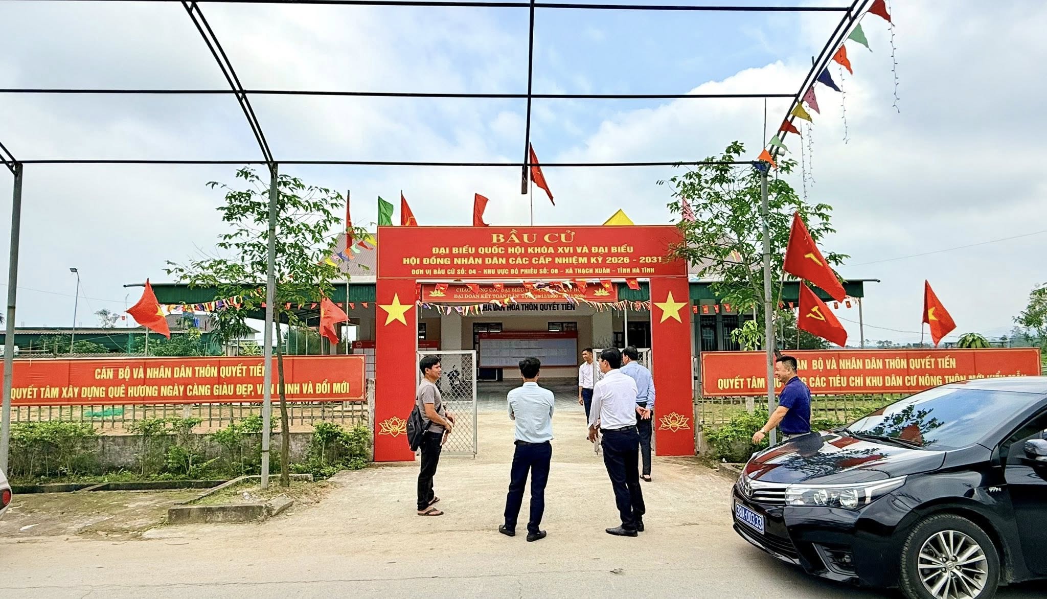 Thường trực Ban bầu cử xã kiểm tra các điểm bỏ phiếu