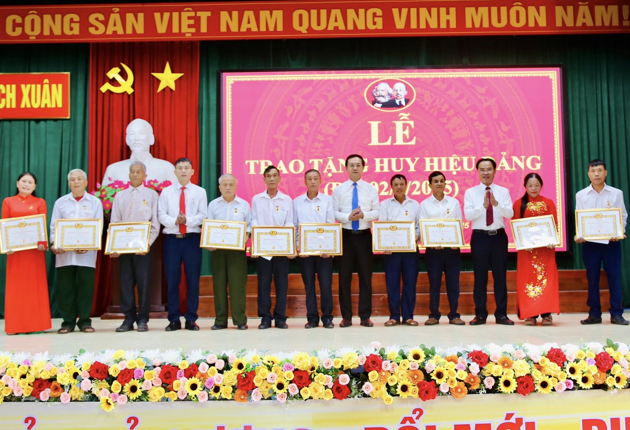 Đảng bộ xã Thạch Xuân trao tặng huy hiệu Đảng cho các đảng viên đợt 2/9