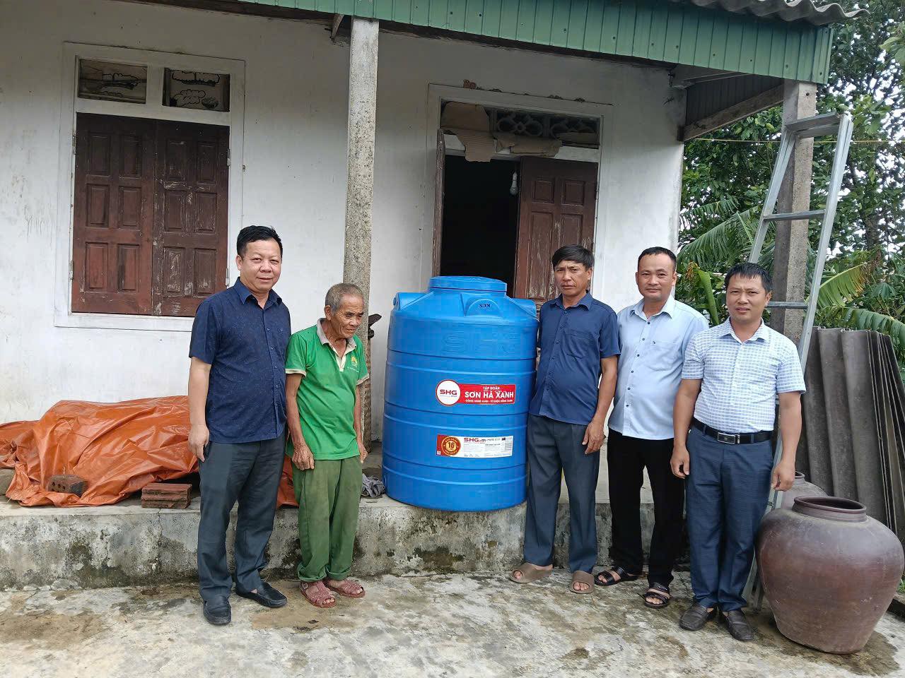 MTTQ xã trao tặng bình chứa nước cho hộ nghèo sau bão số 5 
