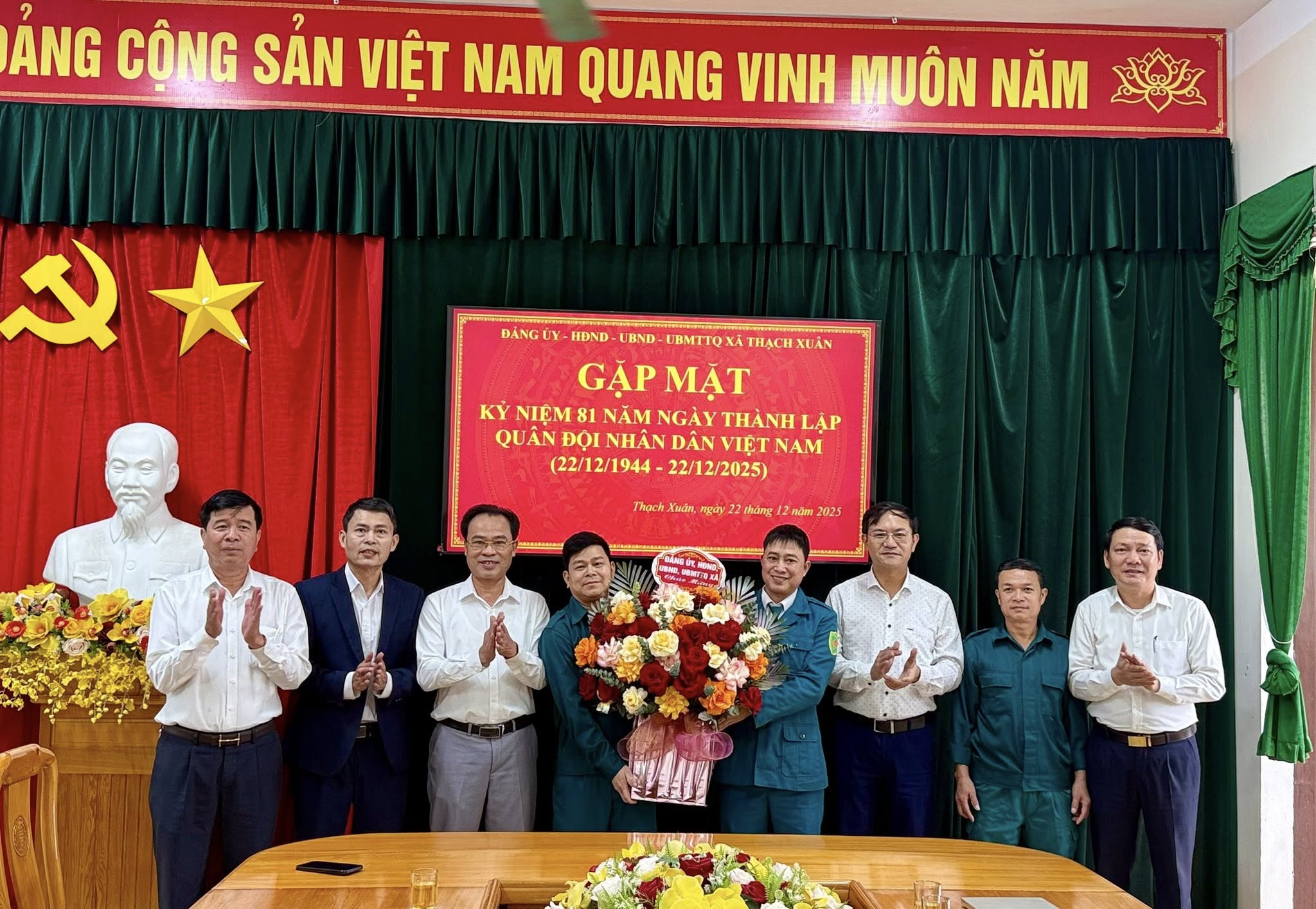 Tặng hoa chúc mừng Ban CHQS xã nhân ngày thành lập QĐND Việt Nam 22-12