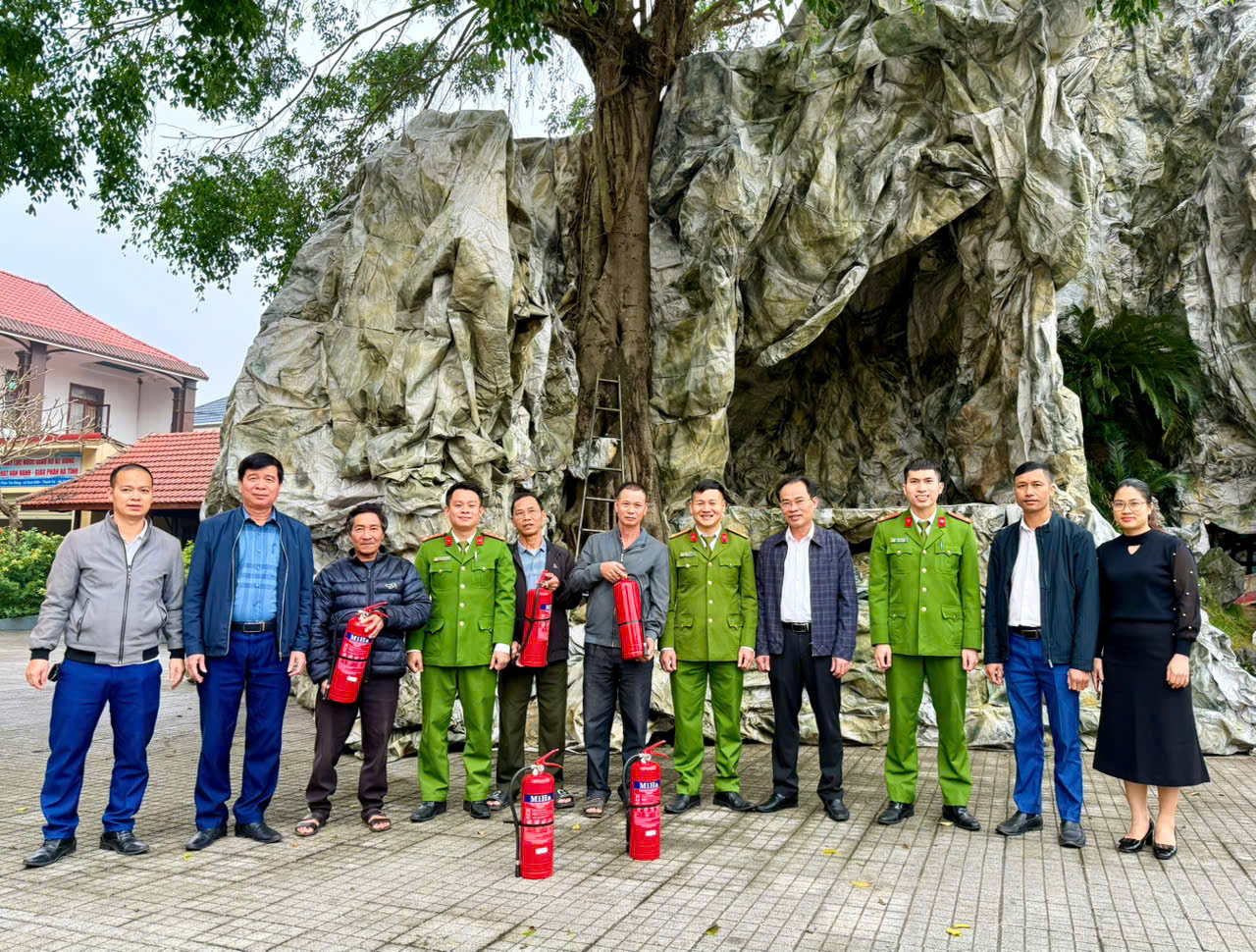 Công an xã Thạch Xuân trao tặng bình chữa cháy cho Giáo xứ Kẻ Đông và giáo họ An Hoà 
