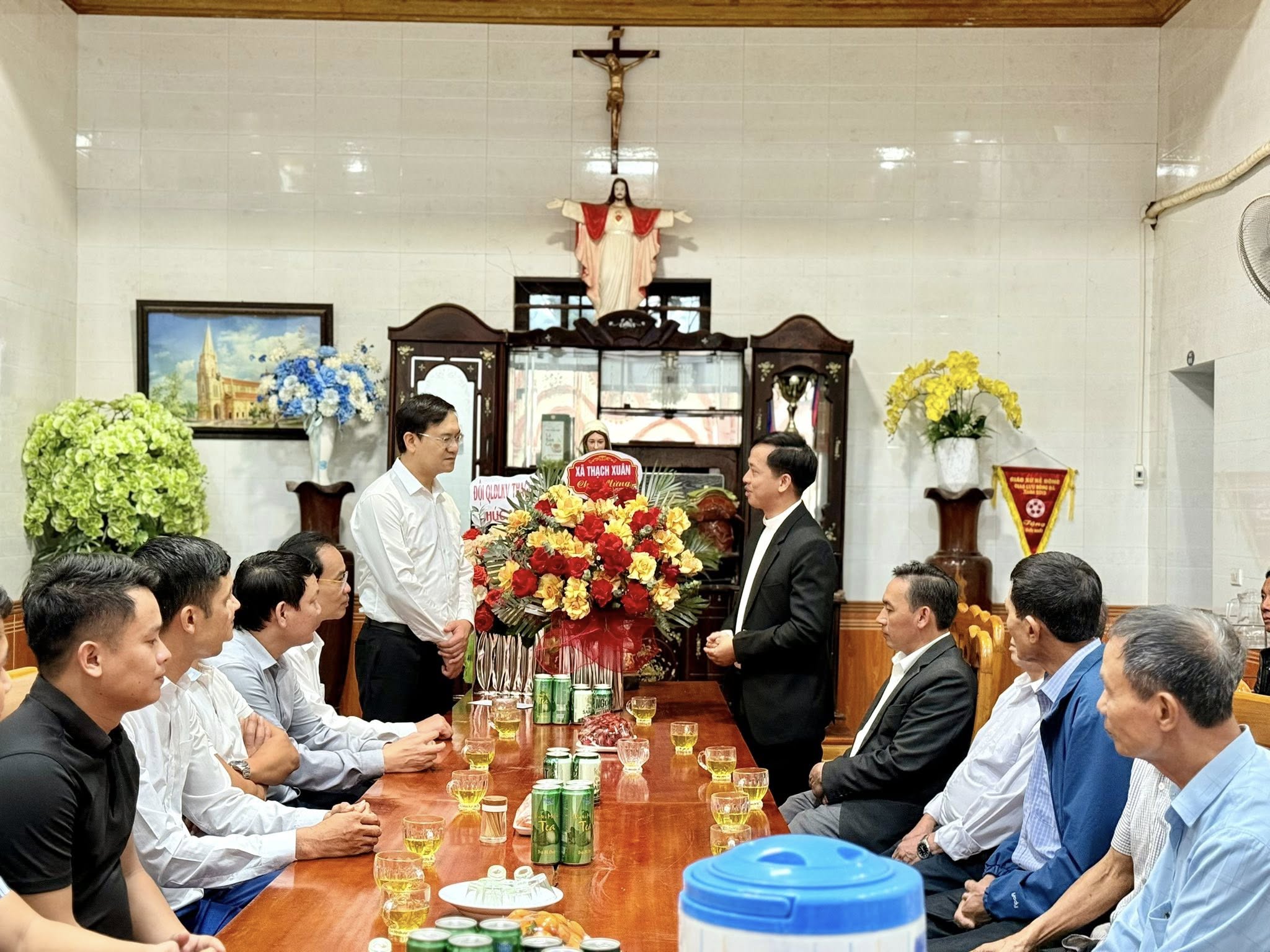 Lãnh đạo xã Thạch Xuân tặng quà các cơ sở tôn giáo và gia đình giáo dân tiêu biểu
