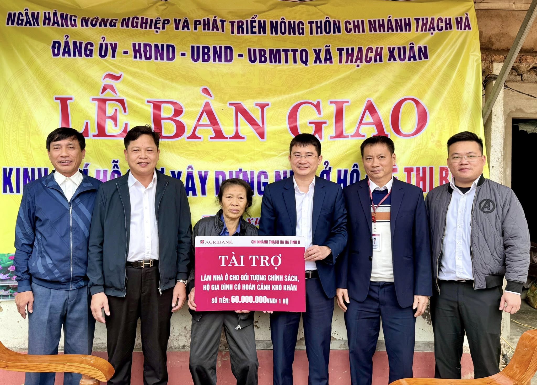 Agribank chi nhánh Thạch Hà Bàn giao kinh phí hỗ trợ xây dựng nhà ở cho hộ nghèo ở xã Thạch Xuân.