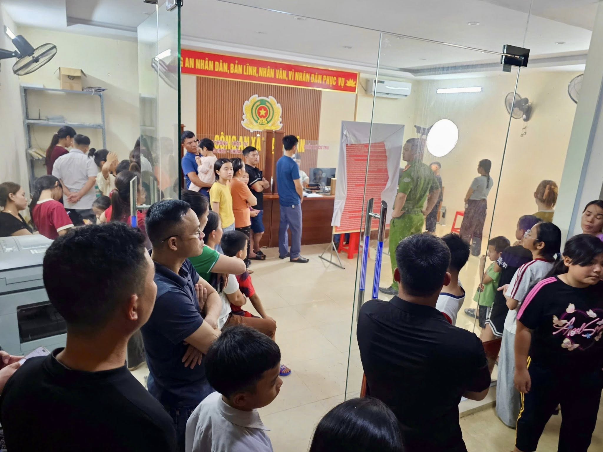 Tăng tốc định danh số cho trẻ em: Công an xã Thạch Xuân "Xuyên đêm" phục vụ người dân