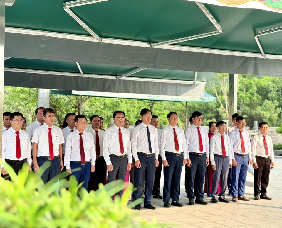 Lãnh đạo, cán bộ xã Thạch Xuân: thành kính dâng hương tưởng niệm cố tổng bí thư Hà Huy Tập 