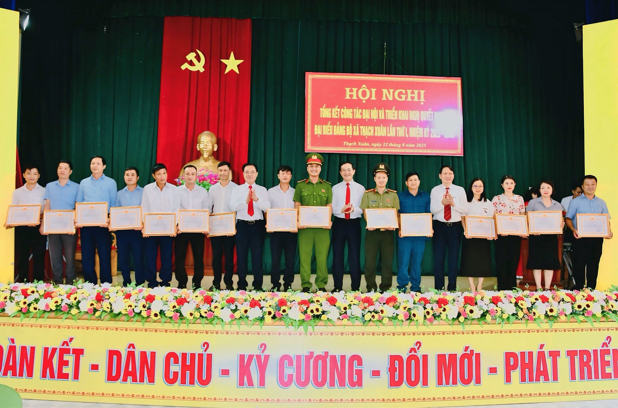 THẠCH XUÂN - TỔNG KẾT CÔNG TÁC ĐẠI HỘI VÀ TRIỂN KHAI NGHỊ QUYẾT ĐẠI HỘI ĐẠI BIỂU ĐẢNG BỘ XÃ LẦN THỨ I 