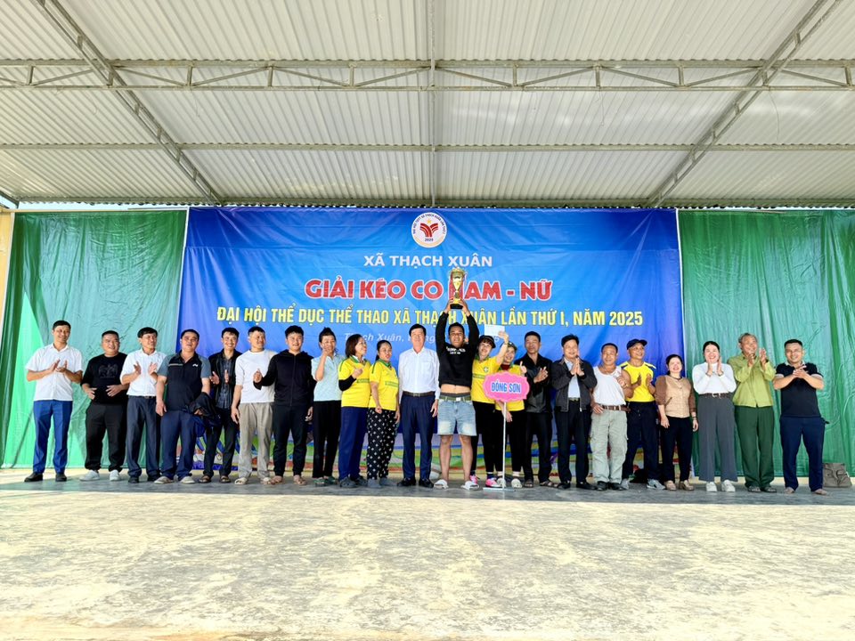 Sôi nổi giải kéo co nam-nữ trong khuôn khổ ĐH TDTT xã Thạch Xuân lần thứ I