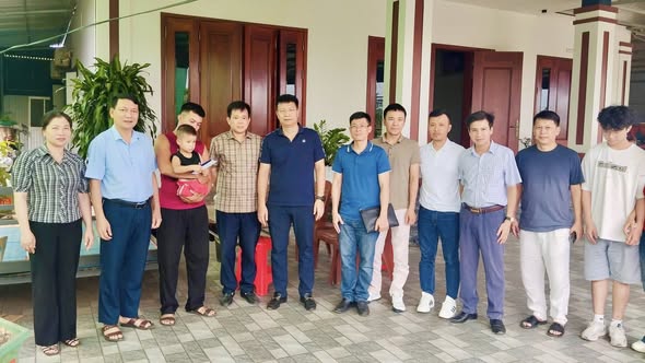 Công ty cổ phần Đầu tư xây dựng dân dụng Hà Nội trao tiền hỗ trợ trẻ em nhỏ gặp nạn tại xã Thạch Xuân